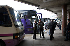 Am Busbahnhof in Lviv (Ukraine)