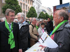 Bundespräsident Christian Wulff in Dresden zum Evangelischen Kirchentag am 3. Juni 2011 am Informationsstand von „VIA REGIA Begegnungsraum – Landesverband Sachsen e.V.“ im Gespräch mit dem Leiter der Geschäftsstelle des Vereins, Gottfried Semmling.