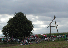 Die „Himmelsschaukel“ ist eine von 14 Installationen,  die den Fußgängern, Radlern, Joggern, Walkern und Inline Skatern Orte der Ruhe, Leseecken, Aussichtspunkte mit Sichtachsen und Weitblick, sowie diverse Spielmöglichkeiten für Kinder anbieten.