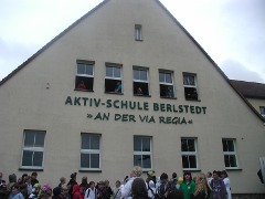 Der neue Namenszug Aktivschule Berlstedt 'An der Via Regia' wurde am 1. Juni 2012 enthüllt.