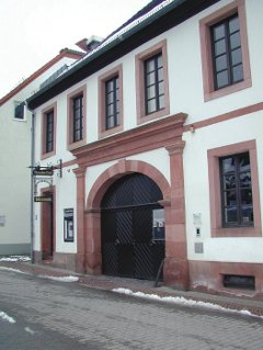 Durch die günstige Lage an der neuen Straße entstanden zahlreiche Poststationen, Herbergen und Ausspannen, wie der ehemalige Fuhrmannsgasthof „Rheinkreis“ in Kaiserslautern, der heute das Theodor-Zink-Museum beherbergt.