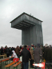 Der Turm, selbst 7,5 Meter hoch, steht in 400 metern Höhe und bietet eine weite Rundsicht über die Berge des Hessischen Kegelspiels.