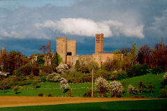 Die Zülpicher Landesburg mit der Kirche St. Peter im Hintergrund. In Zülpich Trafen sich wichtige römische Fernstraßen zu den Städten Reims (Durocortorum Remorum), Trier (Augusta Treverorum - Römerstraße Trier–Köln), Xanten (Colonia Ulpia Traiana, über Neuss - Novaesium), Bonn (Castra Bonnensia, über Euskirchen-Billig - Belgica Vicus), Köln (Oppidum Ubiorum / Colonia Claudia Ara Agrippinensium), die Regionalverbindung nach Jülich (Iuliacum Vicus) aber auch ein Abschnitt der VIA REGIA aus karolingischer Zeit - die Aachen-Frankfurter Heeresstraße, auch als Krönungsstraße bezeichnet, befand sich unweit der Stadt, wo sie sich mit der Agrippastraße kreuzte.