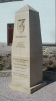 Der Gedenkstein steht am Ortseingang direkt am historischen Verlauf der VIA REGIA und erinnert an bedeutende Eckpunkte der Stadgeschichte.