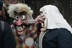 Bei „Užgavėnės“, was nichts anderes bedeutet als „vor der Fastenzeit“, verkleiden sich die Litauer als Tiere oder oder merkwürdige Kreaturen und tragen dabei teils aufwendige, schaurige Masken.