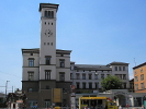 Das erste Bahnhofsgebäude lag innerhalb der Stadtbefestigung und konnte aus diesem Grund schon wenige Jahre nach der Eröffnung das zunehmende Verkehrsaufkommen nicht mehr bewältigen. Wichtig zu bemerken ist, dass man von dem Bahnhofsturm aus über die Festungswälle sehen konnte.