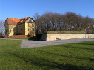 Die Reste der geschliffenen Bastion Gabriel und die Hornwerkskaserne liegen  wenige Meter östlich des ehemaligen Hornwerkes. Nicht weit westlich (links außerhalb des Bildes) befindet sich das Bundesarbeitsgericht. Vor der Bastion ist der Rundweg um den Petersberg zu sehen, der am Fuße der Festungsmauern verläuft.