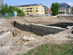 Im Erfurter Stadtteil Brühl wurde im Laufe von Bauarbeiten ein Teilstück der äußeren Stadtmauer freigelegt. In diesen Bereich der Stadtmauer, war das Brühler Tor eingebunden, durch welches die VIA REGIA verlief.