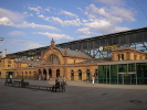 Das denkmalgeschützte Inselgebäude des Erfurter Hauptbahnhofs wurde trotz der Bürgerproteste abgerissen, um den Neubau der modernen Bahnsteighalle zu ermöglichen.