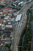 Auf der Luftaufnahme von 2007 ist der Bahnhofsumbau in vollem Gange. Man erkennt auch sehr gut den Verlauf der ehemaligen Festungsmauer, der durch den Flutgraben sichtbar gemacht wird. In der linken Bildmitte befindet sich der alte Erfurter Bahnhof mit dem markanten Bahnhofsturm.