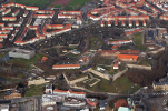 Eine Luftaufnahme des Petersberges aus dem Jahr 2006. Am linken Bildrand ist das Bundesarbeitsgericht zu sehen, der Domplatz mit dem Kirchenensemble Dom-Severi unten rechts. Zentral im Bild befindet sich das Peterstor, welches unter dem Kommandantenhaus hindurch auf das Festungsgelände führt.