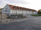 Die Obere Kaserne/Kaserne A stammt aus der Zeit der ersten Bauphase der Zitadelle Petersberg. Sie war eine von drei während des ersten Bauabschnitts errichteten Kasernen und wurde 1675 fertiggestellt. Heute befinden sich in dem ehemaligen Kasernengebäude Wohnungen.
