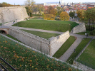 Das rekonstruierte, ursprünglich 1708 während der zweiten Bauphase errichtete Ravelin Peter, von der Bastion Kilian aus fotografiert. Es wurde bei der Entfestigung nach Gründung des Deutschen Reiches abgetragen. Heute führt der Zugang vom Domplatz über das Ravelin in die Festung.