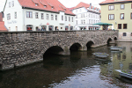 Die Schlösserbrücke, die sich zwischen Rathaus und Anger befindet, überquert den Breitstrom flussaufwärts der Krämerbrücke.