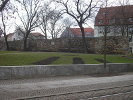 Westlich des am Ende der Johannesstraße erhaltenen Restes der Johannesmauer, die Teil der inneren Stadtbefestigung war, befand sich das Johannestor, wo heute die Gleise der Straßenbahnlinien 1 und 5 verlaufen.