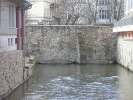 Der Durchlass der inneren Stadtmauer für den Walkstrom befindet sich zwischen dem Mauerrest im Brühler Garten und dem Anfang der Regierungsstraße.