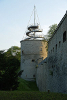 Der südliche Wachturm, der heute als Aussichtsturm dient, ist durch die rekonstruierte südöstliche Festungsmauer wieder mit der Defensionskaserne verbunden. Das Bild wurde vom Dach der Grabenkponniere II aus aufgenommen.