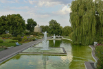 Die Wasserachse des egaparks wurde von dem Landschaftsarchitekten Walter Funcke im Vorfeld der Eröffnung der iga '61 entworfen. Sie verbindet das historische Parkgelände um die Cyriaksburg mit dem Ausstellungsgelände der iga '61. Im Hintergrund sieht man den Turm B/Geschützturm I mit der 1950 eröffneten Sternwarte.