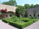 Im nördlichen der beiden Kanonenhöfe, welche die Defensionskaserne flankieren, befindet sich ein Kräutergarten des Deutschen Gartenbaumuseums.