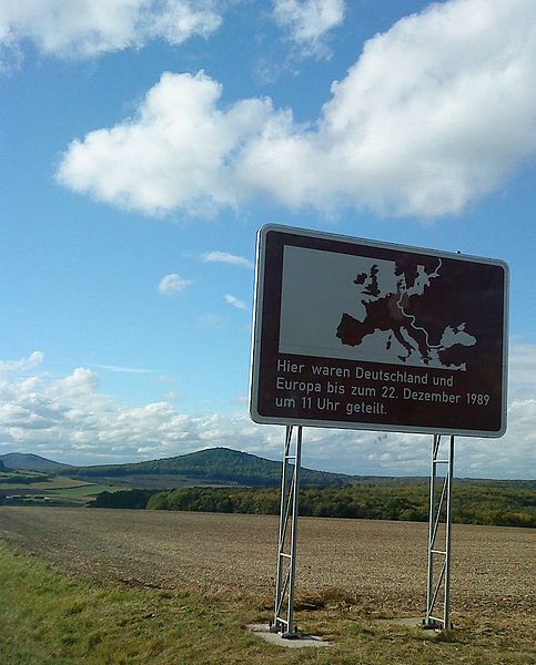 Eine Gedenktafel an der ehemaligen innerdeutschen Grenze erinnert heute an die Teilung Deutschlands und Europas.