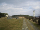 Links befindet sich der amerikanische Beobachtungsturm, in der Mitte der Grenzsicherungsstreifen und auf der rechten Seite der Beobachtungsturm der DDR.