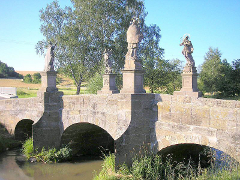 Historische Brücke über die Baunach im Eberner Stadtteil Frickendorf.