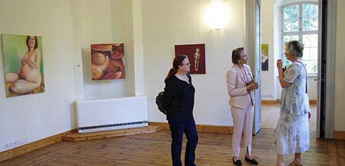 Die Eröffnung der Komplementär-Ausstellung mit Arbeiten von Veronika Zyzik im Schloss Königshain. Quelle: Kunststation Kleinsassen