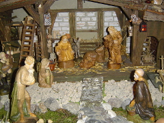 Die ersten Weihnachtskrippen entstanden zur Zeit des Frühchristentums. Allerdings zeigten diese nur das Christkind in der Krippe liegend, mit den zwei Tieren Ochs und Esel. Erst im Mittelalter kam die Figur der Maria hinzu, Josef folgte sogar noch später.