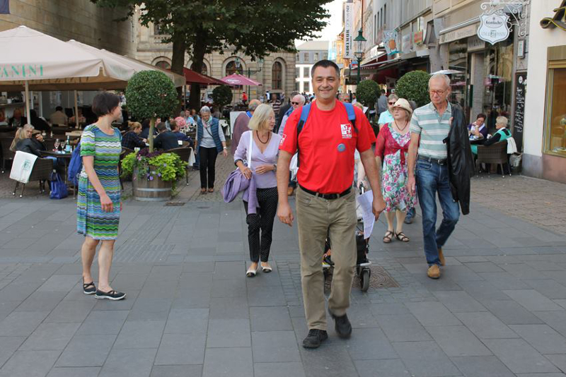 Mehrere Stadtführer begaben sich mit ihren Gruppen auf den Rundgang zu vorbereiteten VIA REGIA-Stationen.