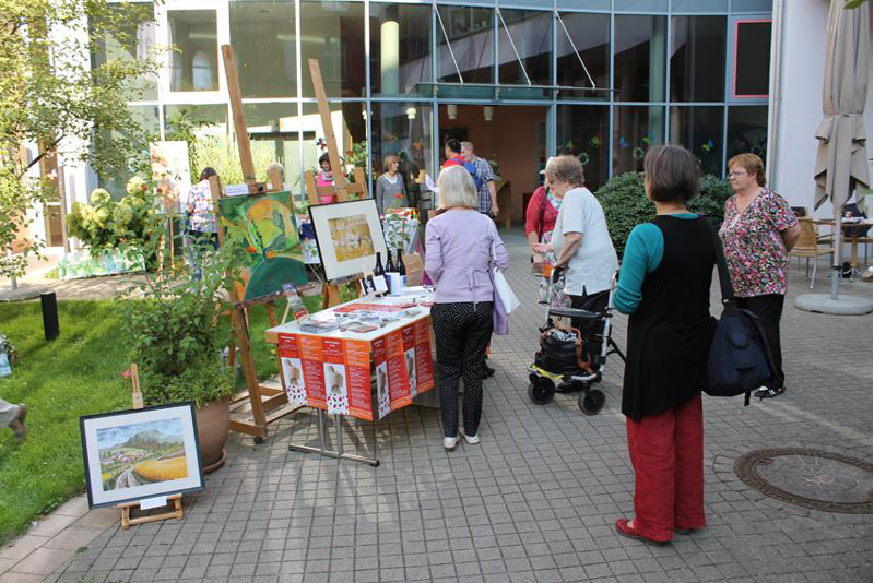 An der Station „Kunst“ luden die VIA REGIA-Netzwerkmitglieder Kunststation Kleinsassen und Kulturverein Landenhausen sowie Kunst und Kultur Salzschlirf zum Betrachten einer kleinen Kunstausstellung ein.