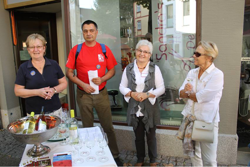 ...bot Kostproben ihrer leckeren Rheinhessen-Weine an.