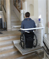 Person mit Rollstuhl auf ein Fahrstuhl