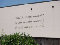 Zwischen Amtsgericht und evangelischer Stiftskirche steht auf der Wand „macht recht moral? recht macht moral? moral macht recht?“