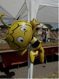 Biene Maja luftballon an Pavillon