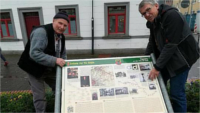 Franz-Josef Heuser (rechts) und Toni Tümmers (links) haben die neue Via-Regia-Tafel nun in Haaren aufgestellt.