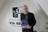 Dr. Jüregen Fischer mit den Buch „100 x kleine Geschichte(n) an der VIA REGIA“ in der Hand.
