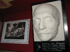 Посмертна маска генерала Мирона Тарнавського в експозиції Бродівського історико-краєзнавчого музею