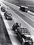 Транспорт з зенітками німецького Вермахту на новозбудованому автобані  у напрямку Сходу (1941 р.).