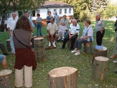 Der höchste Punkt im Landschaftspark Reinhardsbrunn sind die '12 Apostel'. Dieser uralte Baumring war keltisches Heiligtum und wurde dann von Bonifatius christianisiert. Dass im Jahre 1085 das Benediktinerkloster in Reinhardsbrunn errichtet wurde, hat sicher mit dieser Vorgeschichte zu tun. In Sichtweite der 12 Apostel ist dieser Baumring in Klosterpark und Stift nachgestaltet worden. <br>(Quelle: www.klosterpark-reinhardsbrunn.de)