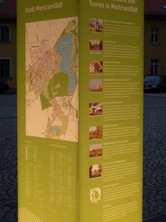 beleuchteten Informationssäule vor dem Rathaus in Markranstädt, die u.a. auf die Lage an der VIA REGIA hinweist