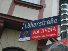 Straßenschild „VIA REGIA – Kulturstraße des Europarates“ in der Löherstraße in Fulda