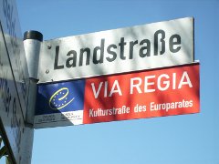 Straßenschild „VIA REGIA – Kulturstraße des Europarates“ in Rasdorf