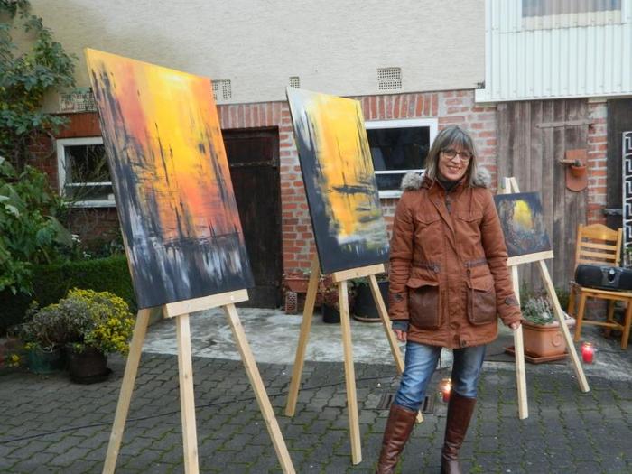 Anna Gerlinde Kielburger, zu sehen zwischen ihren Bildern beim Kunstspaziergang 2014