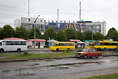 Vor dem Busbahnhof in Lviv (Ukraine)